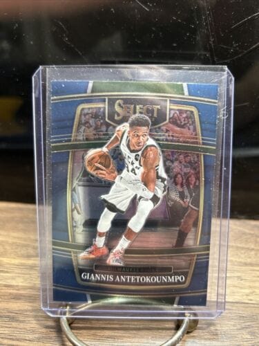 2021-22 Giannis Antetokounmpo Panini Select Retail Blue #35 Milwaukee