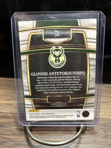 2021-22 Giannis Antetokounmpo Panini Select Retail Blue #35 Milwaukee