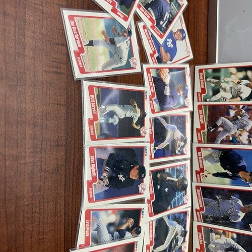 Cheap Sneaks Footwear/Sports Cards Baseball Card NY Yankees 1990 Fleer Baseball Team Set 23 Cards Mattingly, Deion Sand